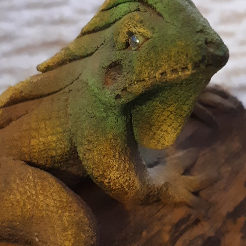 Reptile Iguana On A Stick Lizard Log very small see description